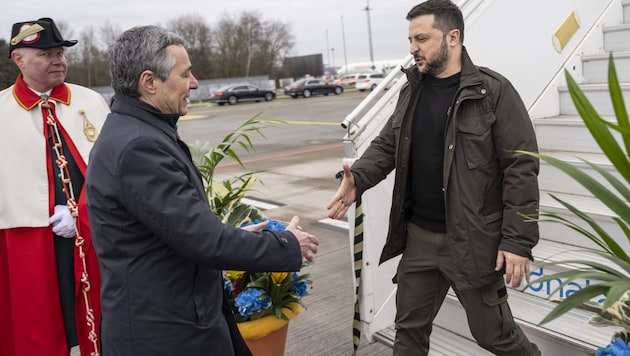 Der Schweizer Außenminister Cassis empfing Selenskyj am Berner Flughafen.  (Bild: AFP)