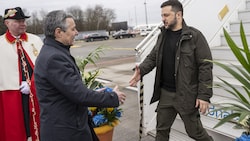 Der Schweizer Außenminister Cassis empfing Selenskyj am Berner Flughafen.  (Bild: AFP)