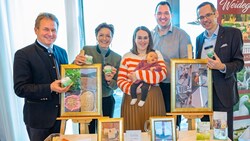 Kammer-Spitzen Franz Titschenbacher und Maria Pein mit Sparkasse-Boss Oliver Kröpfl (re.) und Fam. Knittelfelder, eine der sechs Familienbetriebe, die im Finale sind. (Bild: Foto Fischer)