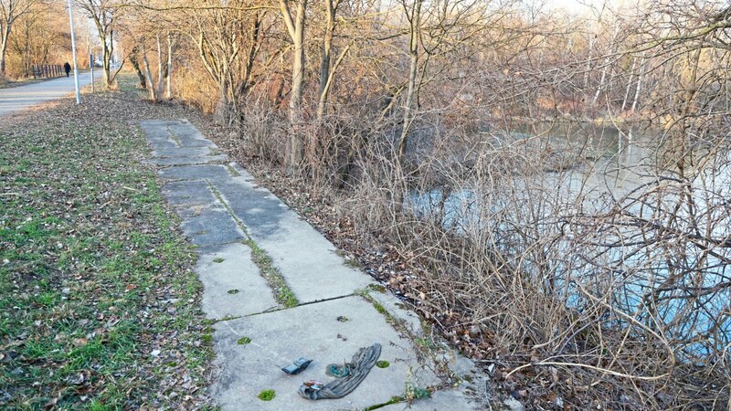 „Unterhalb der Rohre“ wurde ein Unterschenkel aus dem Marchfeldkanal gefischt. (Bild: klemens groh)