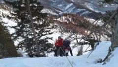 Am Eibenberg bei Ebensee mussten Bergretter ein Paar aus extrem steilem Gelände bergen. (Bild: Bergrettung Ebensee)