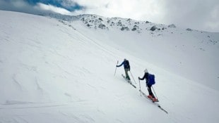 Bergführer Toni Riepler spricht über die Gefahren bei Skitouren.  (Bild: Hannes Wallner)