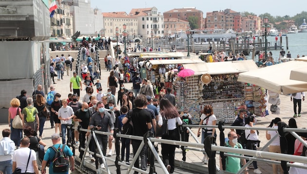 Venedig versucht per Eintrittsgebühr von fünf Euro pro Tagestourist, dem Massentourismus den Wind etwas aus den Segeln zu nehmen. All jene, die nicht zumindest eine Nacht bleiben und keine Bestätigung vorweisen können, droht bei Kontrollen ein Bußgeld von bis zu 300 Euro. Könnte das auch für Salzburg ein Modell sein? (Bild: Rojsek-Wiedergut Uta)