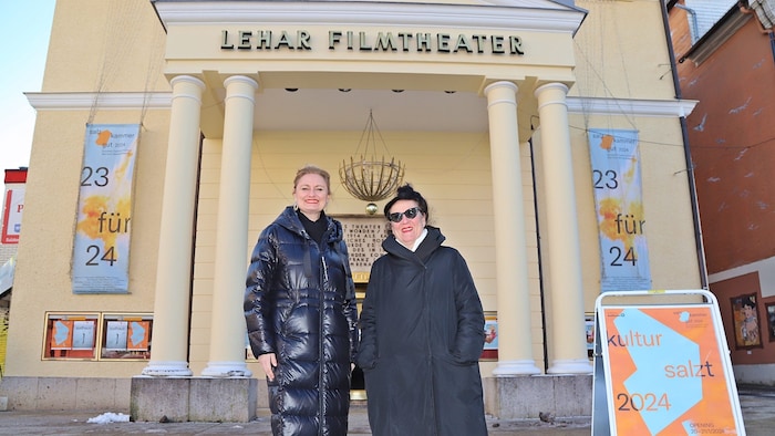 Intendantin Elisabeth Schweeger (re.) und Manuela Reichert, für Finanzen zuständig.