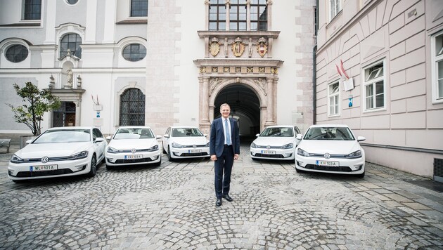 LH Thomas Stelzer mit fünf der insgesamt 35 E-Autos im Fuhrpark des Landes OÖ. (Bild: Land OÖ / Max Mayrhofer)