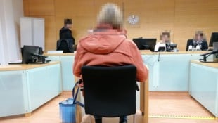 Ein 71-Jähriger und die Mutter (45) von zwei Buben saßen in Innsbruck für eine besonders ekelhafte Tat vor Gericht. (Bild: Stegmayr Markus, Krone KREATIV)