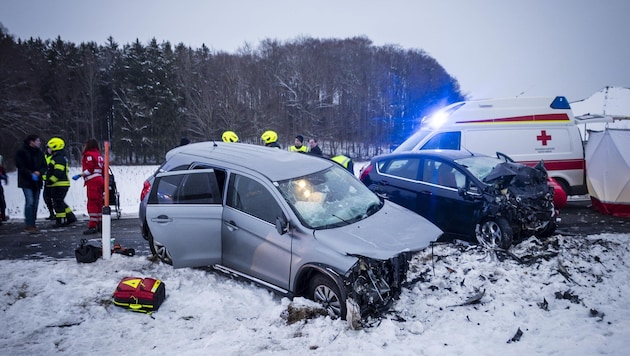 Die beiden Autos wurden bei dem Unfall völlig zerstört. (Bild: Scharinger Daniel)