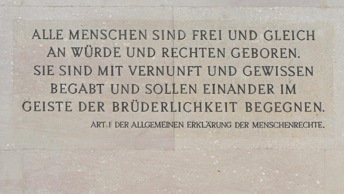 Artikel 1 der Allgemeinen Erklärung der Menschenrechte an der Parlamentsmauer