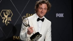 „The Bear“-Star Jeremy Allen White mit seinem Emmy als bester Hauptdarsteller in einer Comedyserie. (Bild: APA/AP Photo/Ashley Landis)