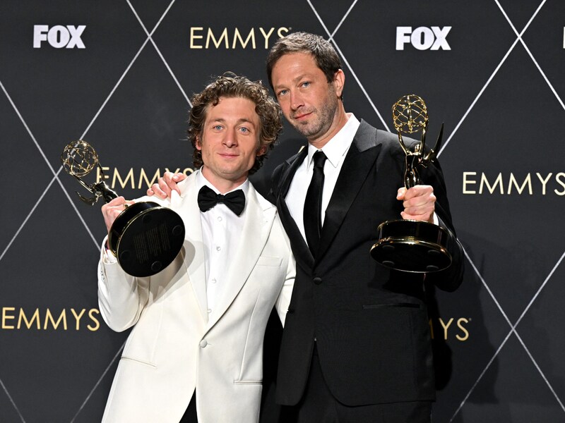 „The Bear“-Stars Jeremy Allen White und Ebon Moss-Bachrach mit ihren Emmys (Bild: APA/AFP/Robyn BECK)