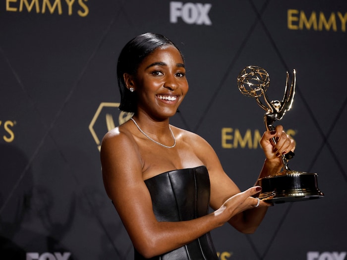 Ayo Edebiri mit ihrem Emmy