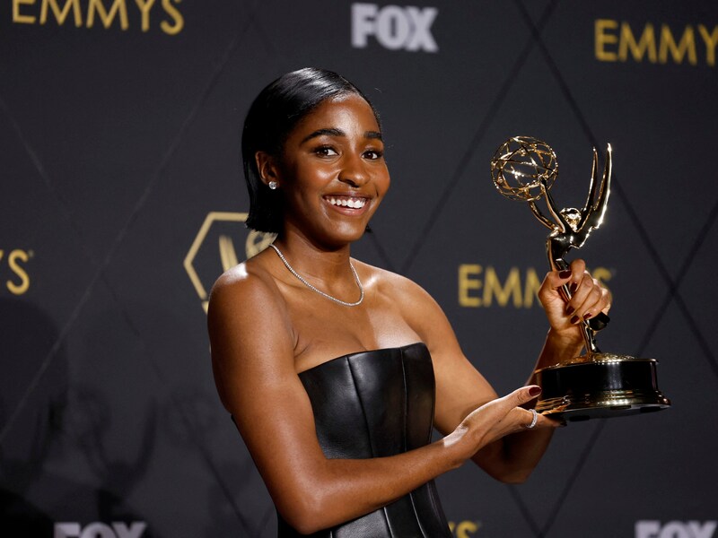 Ayo Edebiri mit ihrem Emmy (Bild: APA/Getty Images via AFP/GETTY IMAGES/Frazer Harrison)