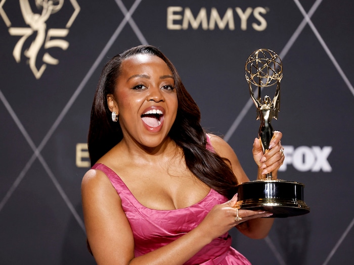 „Abbot Elementary“-Star Quinta Brunson jubelt über ihren Emmy.
