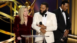 Gestützt von Show-Gastgeber Anthony Anderson überreichte Presenterin Christina Applegate den Emmy für die Hauptdarstellerin in einer Comedyserie. (Bild: APA/Getty Images via AFP/GETTY IMAGES/KEVIN WINTER)