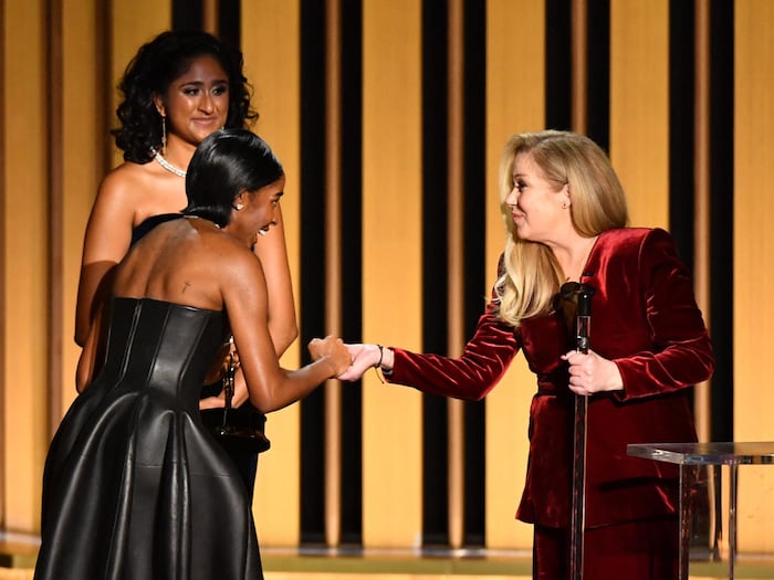 Ayo Edebiri und Christina Applegate schütteln einander die Hände.