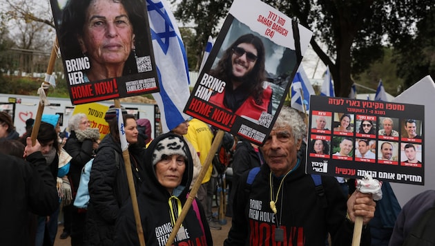 A túszok hozzátartozóinak tiltakozása Izraelben (Bild: APA/AFP/AHMAD GHARABLI)