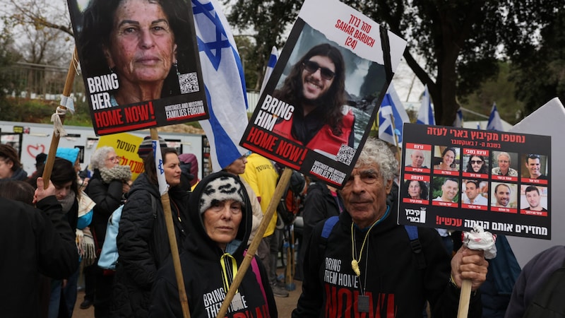 Protest příbuzných rukojmích v Jeruzalémě (Bild: APA/AFP/AHMAD GHARABLI)