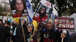Protest von Angehörigen der Geiseln in Israel (Bild: APA/AFP/AHMAD GHARABLI)