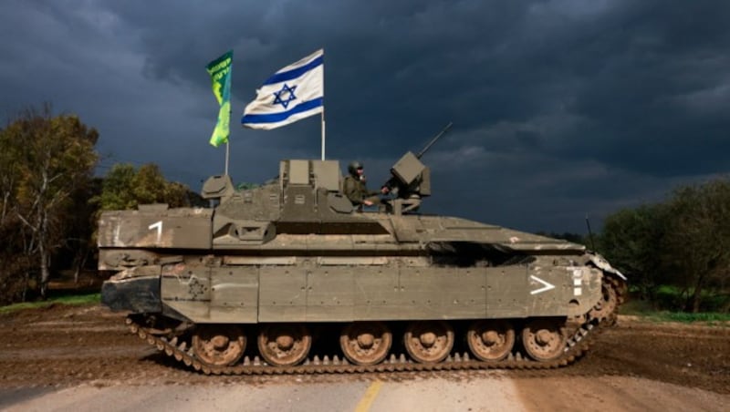 Ein Panzerfahrzeug der israelischen Armee kehrt von einem Einsatz im Gazastreifen zurück. (Bild: APA/AFP/Menahem Kahana)