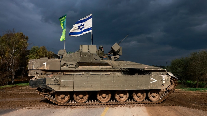 Ein Panzerfahrzeug der israelischen Armee kehrt von einem Einsatz im Gazastreifen zurück.