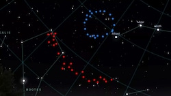 Die Big Ring (blau) getaufte Ansammlung aus Galaxien und Galaxienhaufen ist so groß, dass sie unser bisheriges Verständnis des Universums infrage stellt. (Bild: UCLan/Stellarium)