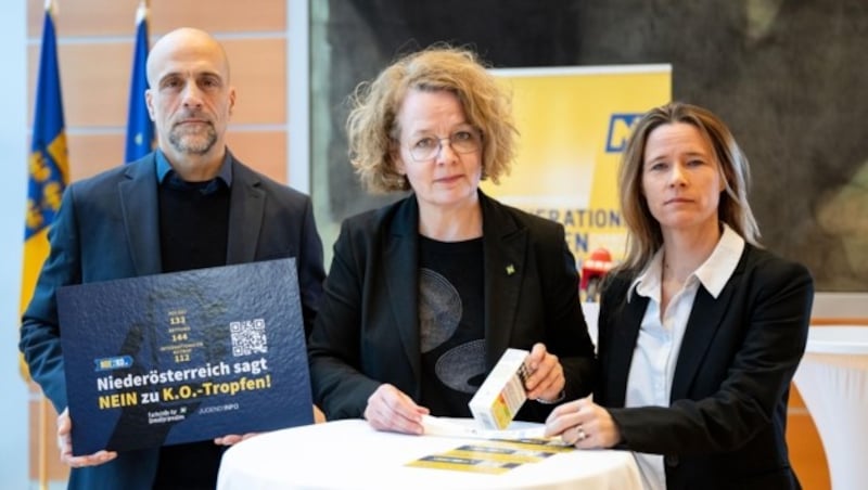 Landesrätin Christiane Teschl-Hofmeister (Mitte) und Elisabeth Cinatl sagen K.-o.-Tropfen jetzt den Kampf an. (Bild: Gerhard Pfeffer)