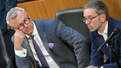 Im Nationalrat sitzt Hofer neben Kickl - an seiner Loyalität ließ er bisher keinen Zweifel. (Bild: APA/Roland Schlager)