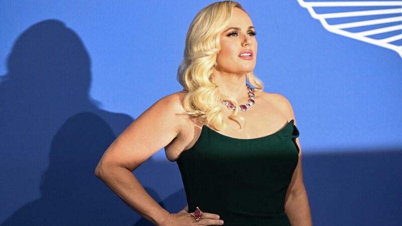 Rebel Wilson möchte in ihrer Biografie ein ganzes Kapitel dem Schauspieler widmen. (Bild: APA/AFP/Patricia DE MELO MOREIRA)