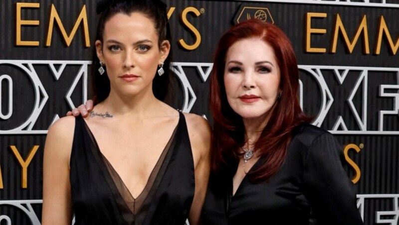 Priscilla Presley posierte mit Enkelin Riley Keough bei den Emmy Awards am roten Teppich. (Bild: APA/Getty Images via AFP/GETTY IMAGES/Frazer Harrison)