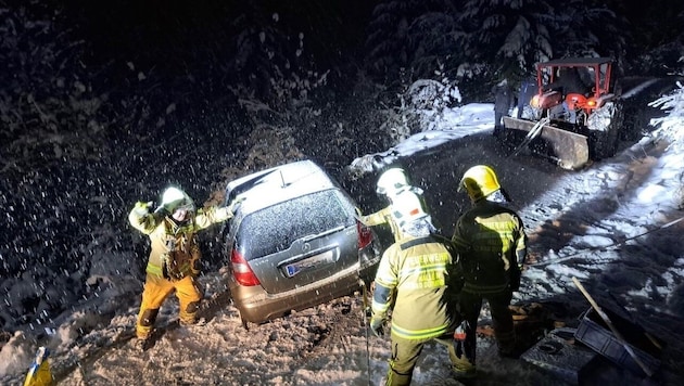 Mittels einer Seilwinde konnte die Feuerwehr Hallein den Pkw bei Dunkelheit und Schneefall ...
