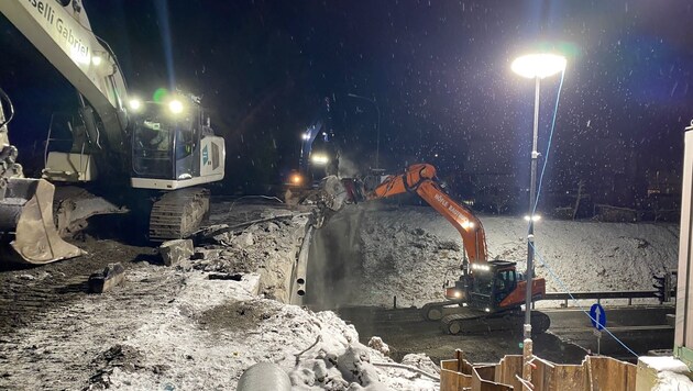 Die Brücke über der S16 ist nicht mehr, Bagger räumten das Bauwerk in der Nacht auf Dienstag „zur Seite“. (Bild: Asfinag)