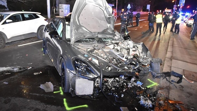 Der Porsche wurde bei dem nächtlichen Unfall völlig zerstört. (Bild: LPD Wien)