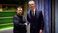 Von links: Der ukrainische Präsident Wolodymyr Selenskyj und NATO-GeneralsekretärJens Stoltenberg (Bild: APA/AFP/UKRAINIAN PRESIDENTIAL PRESS SERVICE/Handout)