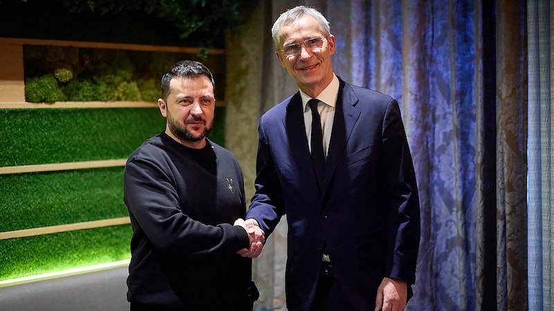 Balról: Volodimir Szelenszkij ukrán elnök és Jens Stoltenberg NATO-főtitkár. (Bild: APA/AFP/UKRAINIAN PRESIDENTIAL PRESS SERVICE/Handout)