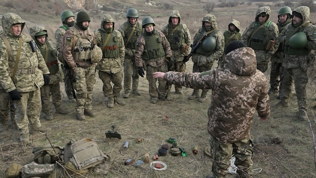 Das ukrainische Parlament hat das Kriegsrecht und die Mobilmachung um weitere 90 Tage verlängert. (Bild: APA/AFP/Genya SAVILOV)
