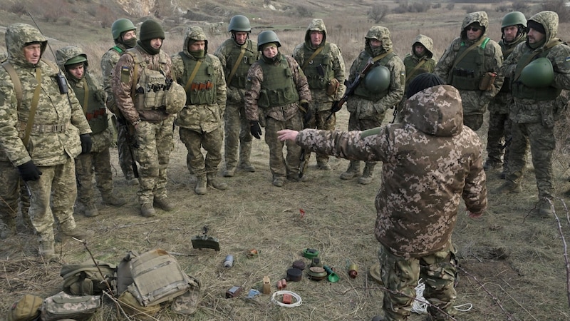 Geht es irgendwann auch für westliche Soldaten an die Front in der Ukraine? Nicht ausgeschlossen, wie Emmanuel Macron, erklärte. (Bild: APA/AFP/Genya SAVILOV)