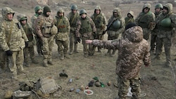 Das ukrainische Parlament hat das Kriegsrecht und die Mobilmachung um weitere 90 Tage verlängert. (Bild: APA/AFP/Genya SAVILOV)