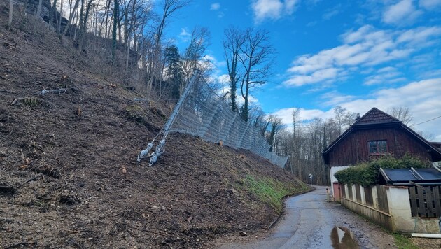 Der Schutzzaun hält Felsen mit 6,25 Tonnen stand, wenn sie mit bis zu 80 km/h herunterfallen. (Bild: © Magistrat Steyr)