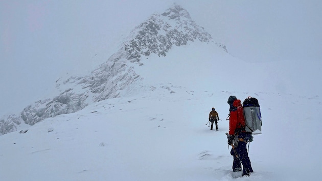 The Kals mountain rescue team had to climb up on foot because the wind made a helicopter mission impossible (symbolic image). (Bild: Bergrettung Kals)