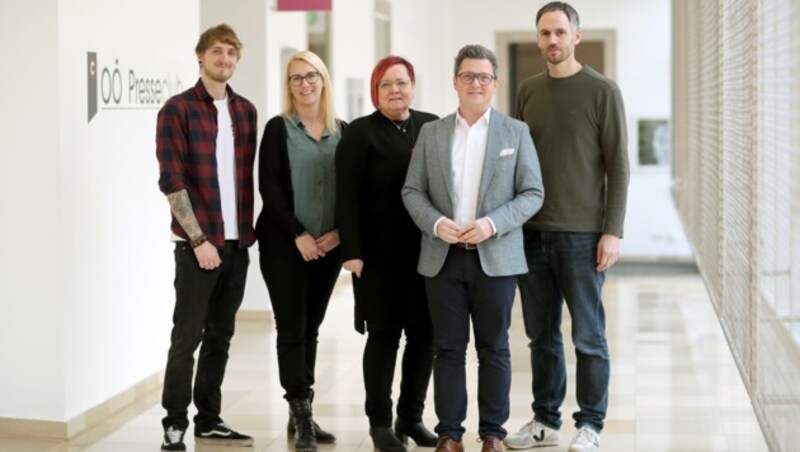 Bei der Vorstellung des Projekts, von links: Tristan Wörister (Projektmitarbeiter), Jaqueline Pühringer (Projektmitarbeiterin), Kerstin Hofstätter (Geschäftsführerin I.S.I), Michael Lindner (Landesrat), Stefan Leyerer (Geschäftsführer I.S.I). (Bild: Land OÖ/Denise Stinglmayr)