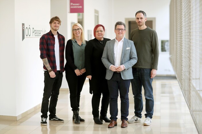 Bei der Vorstellung des Projekts, von links: Tristan Wörister (Projektmitarbeiter), Jaqueline Pühringer (Projektmitarbeiterin), Kerstin Hofstätter (Geschäftsführerin I.S.I), Michael Lindner (Landesrat), Stefan Leyerer (Geschäftsführer I.S.I).