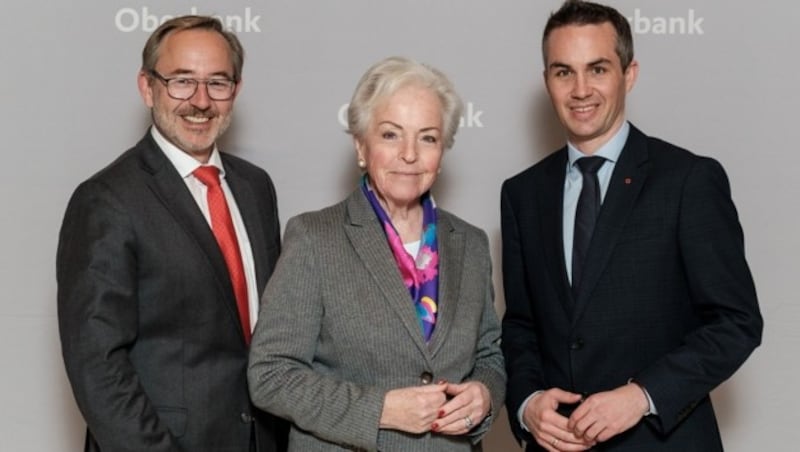 Oberbank-Vorstandsdirektor Martin Seiter (r.) mit Greiner-Finanzvorstand Hannes Moser und Maria Pfeiffer beim Private-Banking-Lunch in Linz.  (Bild: Oberbank/Eric Krügl)