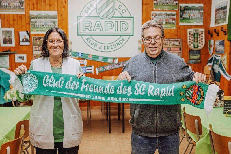 Susanne Trinko (li.) ist seit 55 Jahren beim Klub der Freunde des SC Rapid dabei! (Bild: Mario Urbantschitsch)