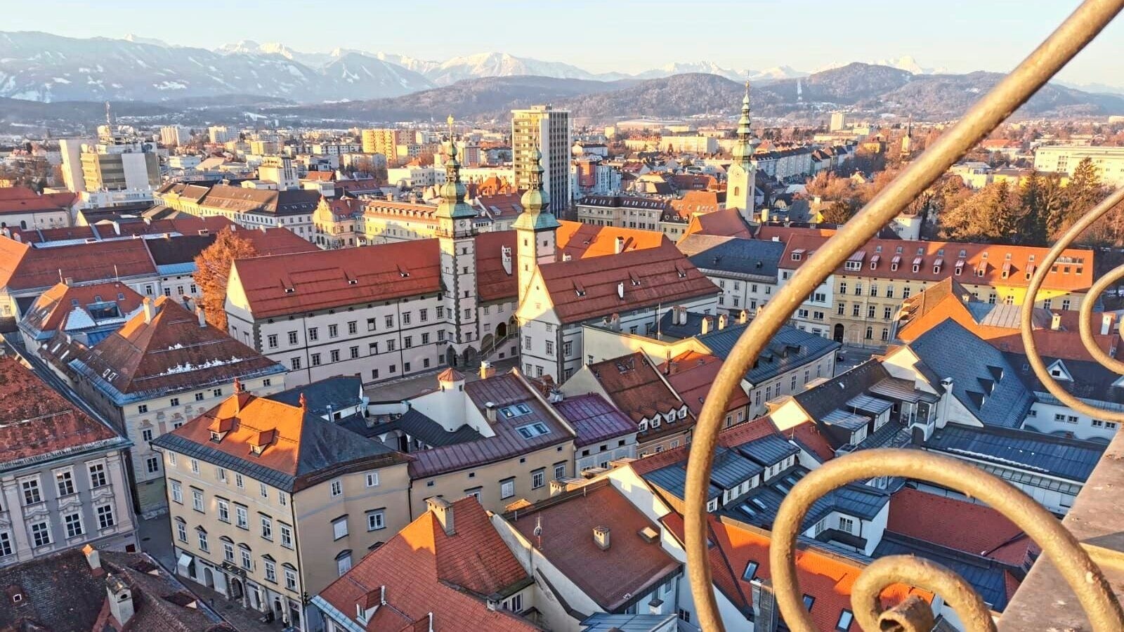 Blick vom Stadtpfarrturm in Klagenfurt.