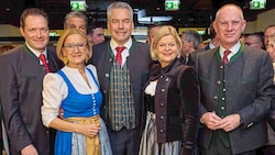 ÖVP beim Bauernbundball unter sich: Norbert Totschnig, Johanna Mikl-Leitner, Karl Nehammer, Klaudia Tanner und Gerhard Karner  (Bild: Starpix / A. Tuma)
