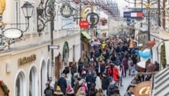 Viele der Millionen Tagestouristen lassen beim Stopp in Salzburg nur wenig Geld zurück - davon hat keiner etwas. Die Taschen der Tourismusverbände könnten sich dafür mit einer extrem angehobenen Ortstaxe prall füllen. (Bild: Berger Susi)