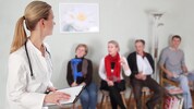 Hat man es einmal ins Wartezimmer geschafft, kann‘s nur noch Stunden dauern – zuvor wartet man ...