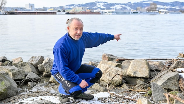 Christian Bräuer an der Stelle, wo er in die Donau gegangen war, um die Frau zu retten. (Bild: Dostal Harald)