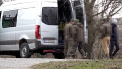 Die Ermittlungen am Marchfeldkanal laufen auf Hochtouren. (Bild: krone.tv)