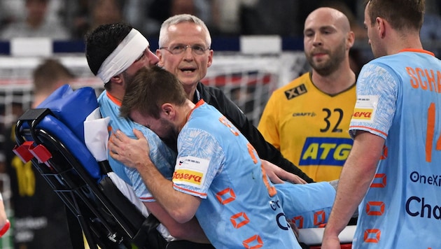 Niederlande-Star Samir Benghanem verletzte sich schwer am Knie. Mitspieler waren sichtlich betroffen, ihnen kamen die Tränen.  (Bild: APA/AFP/Kirill KUDRYAVTSEV)